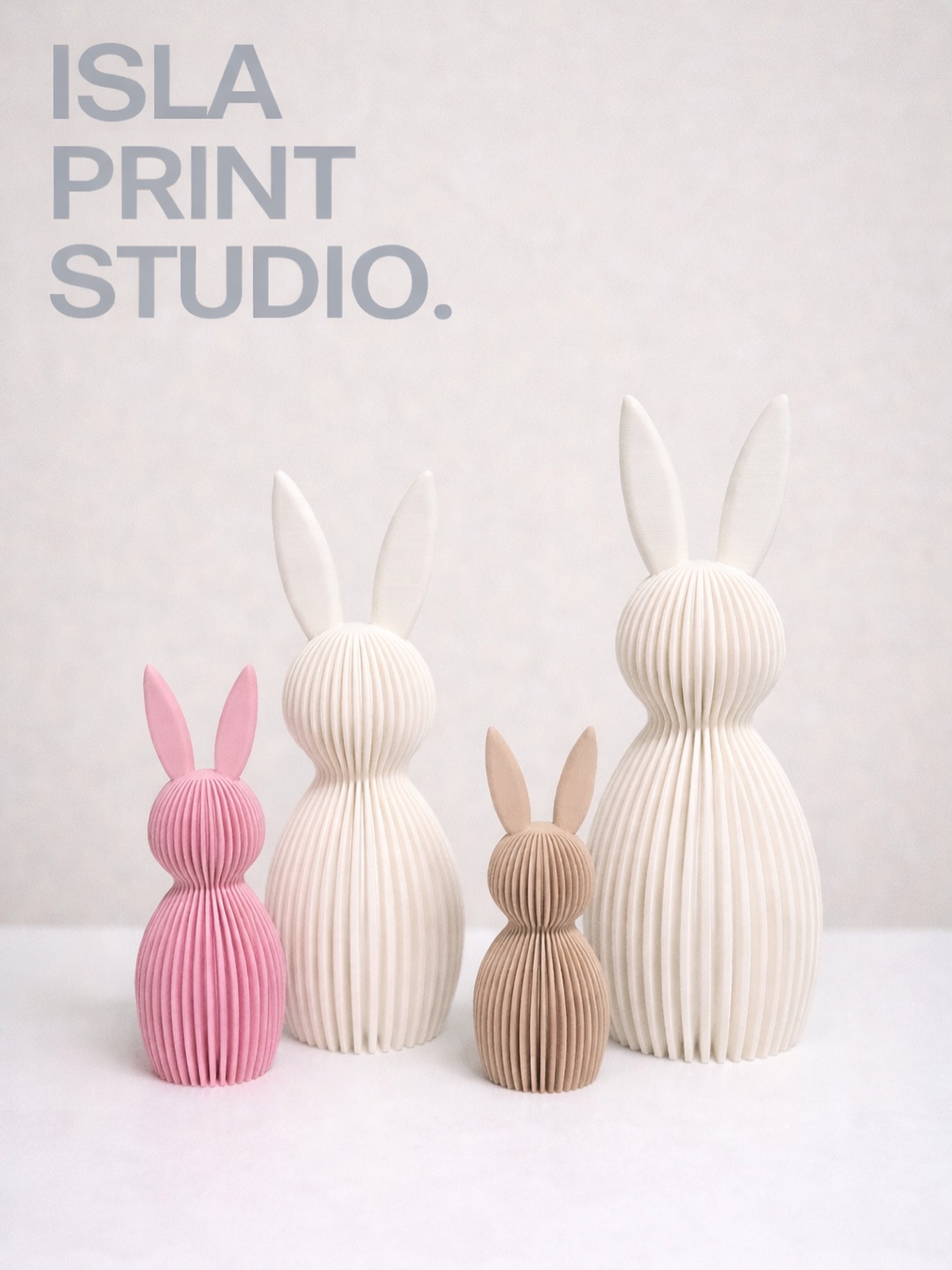 Figuras decorativas de conejos con textura estriada en rosa, crema y beige