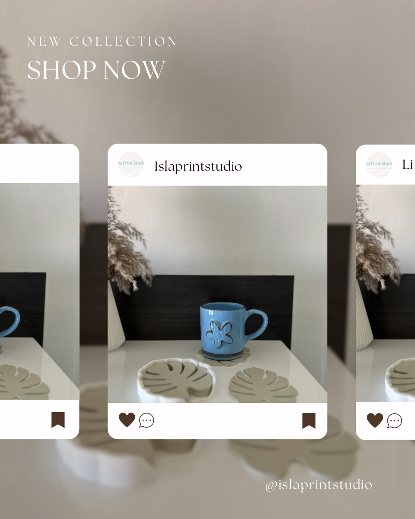 Posavasos con forma de hoja Monstera junto a una taza azul